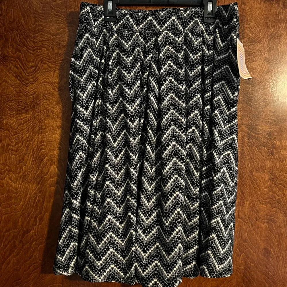 NWT‎ LuLaRoe Black and White Chevron Madison Skirt size XL
